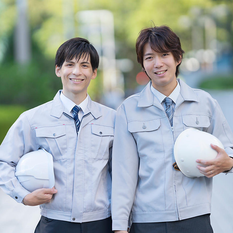 2人の作業服の男性