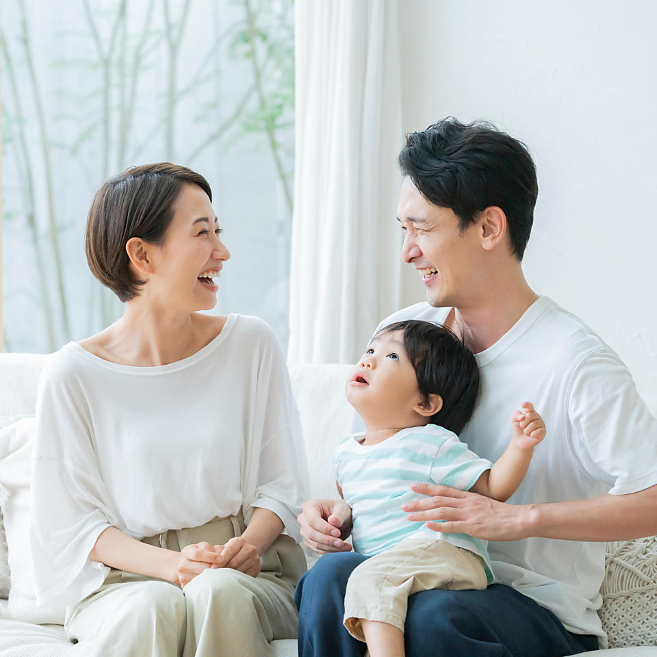 笑顔の3人家族