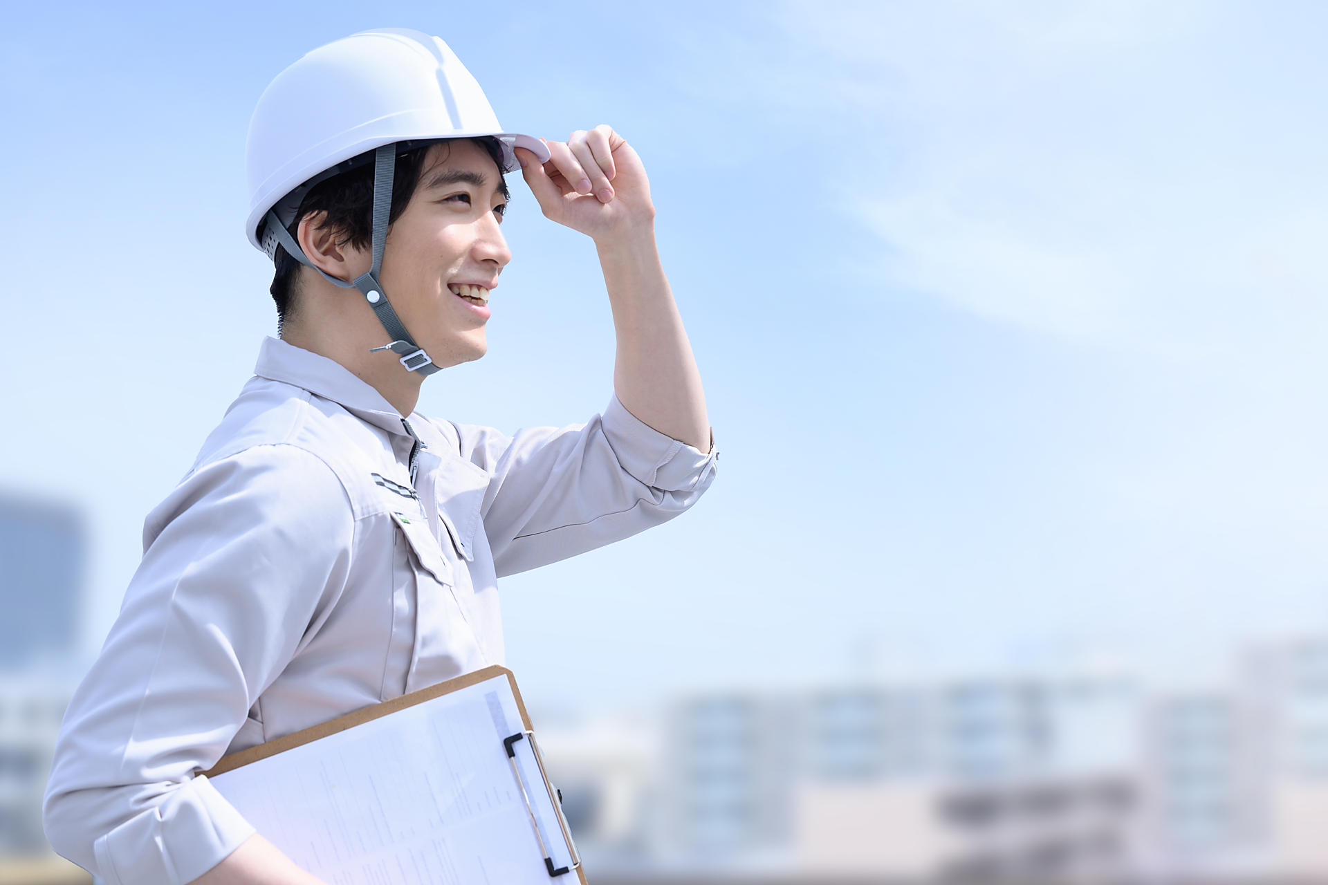 ヘルメットを被った笑っている男性