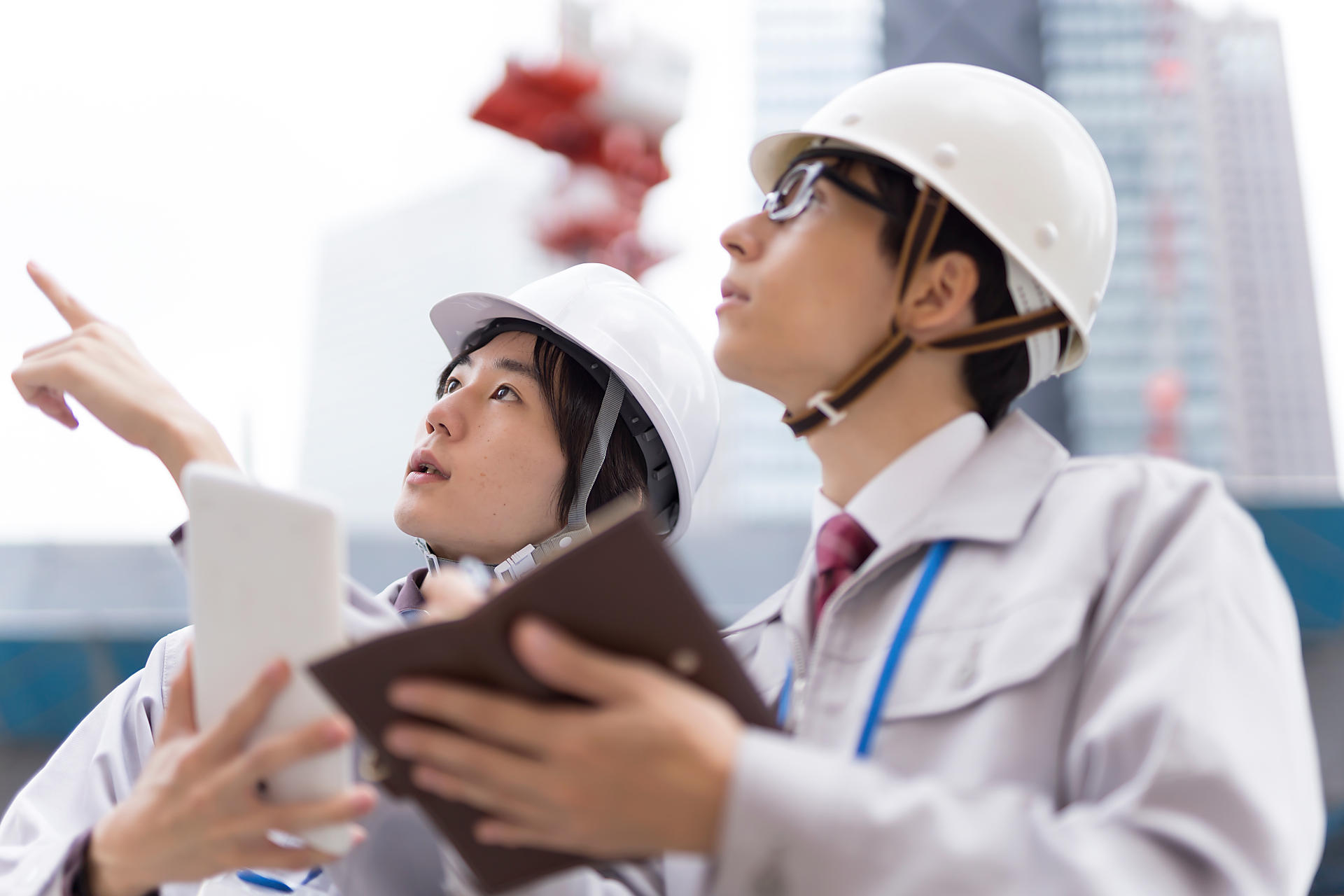 2人で並んでいる作業服の男性